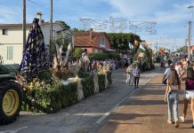 Amorín se llena de color con su tradicional desfile de carrozas
