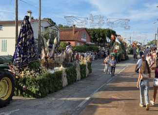 Amorín se llena de color con su tradicional desfile de carrozas