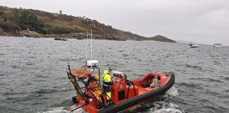 Evacuada en barco desde Ons una mujer de 70 años tras sufrir un golpe en la cabeza