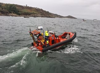 Evacuada en barco desde Ons una mujer de 70 años tras sufrir un golpe en la cabeza