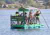 Una decena de ‘barcos locos’ convierten A Foz en una fiesta multitudinaria con el ‘Flota Como Poidas’