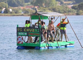 Una decena de ‘barcos locos’ convierten A Foz en una fiesta multitudinaria con el ‘Flota Como Poidas’