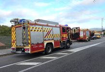 Los bomberos sofocan un incendio en un galpón de Sabarís