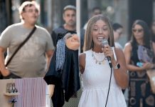 Lleno total en Baiona en el cuentacuentos solidario por Nora