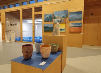 El Multiusos de Sabarís acoge la exposición colectiva ‘Materiais e Formas da Terra’