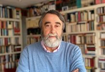 El periodista Pedro G. Cuartango presenta su libro “Crónicas de la Villa de Baiona” en Capitanía Marítima