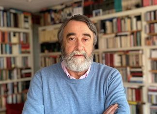 El periodista Pedro G. Cuartango presenta su libro “Crónicas de la Villa de Baiona” en Capitanía Marítima