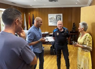 Inma Azorín se reencuentra con la Policía Local de O Porriño casi dos años después de la DANA de Valencia