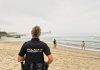 Una agente de la Policía Nacional salva a una bañista en peligro en Samil