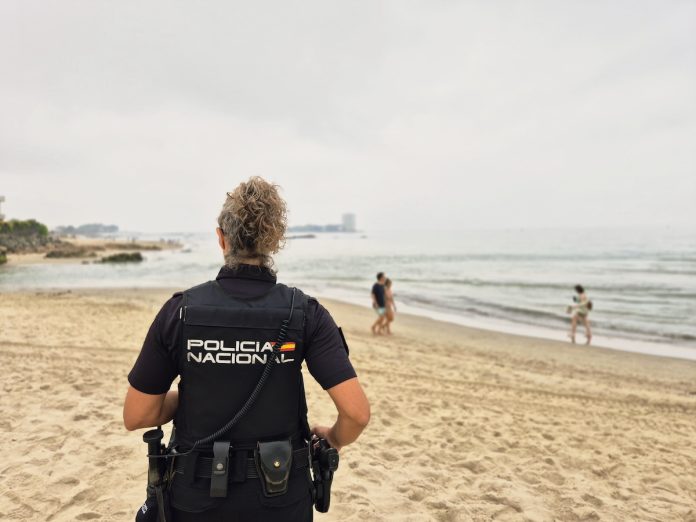Una agente de la Policía Nacional salva a una bañista en peligro en Samil
