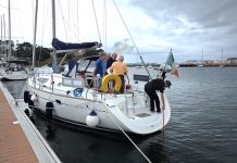 Un grupo de orcas rompe el timón de un velero frente a la costa de Oia