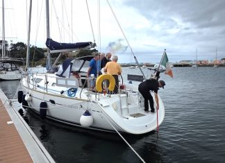 Un grupo de orcas rompe el timón de un velero frente a la costa de Oia