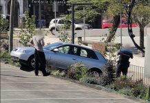 Un coche sin freno de mano acaba empotrado contra una valla en A Guarda