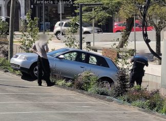 Un coche sin freno de mano acaba empotrado contra una valla en A Guarda