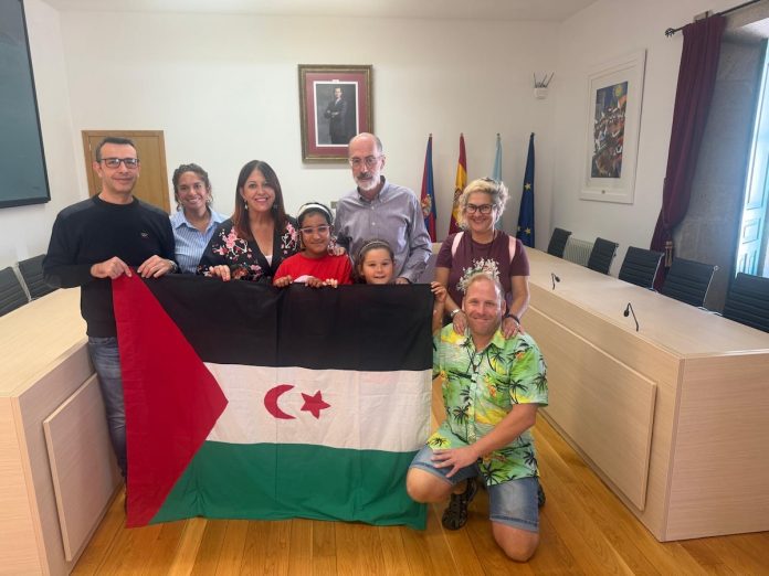 ALCALDE BAIONA RECIBE NIÑA SAHARAUI