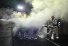 Sale ileso tras incendiarse su coche mientras circulaba por O Rosal