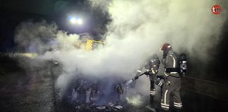 Sale ileso tras incendiarse su coche mientras circulaba por O Rosal