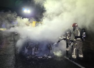 Sale ileso tras incendiarse su coche mientras circulaba por O Rosal