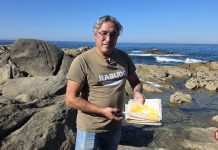 El misterio de la botella con fotos antiguas de una novia hallada en la costa de Oia