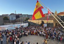 Baiona muestra su apoyo a Ceuta con una multitudinaria concentración ante el Concello