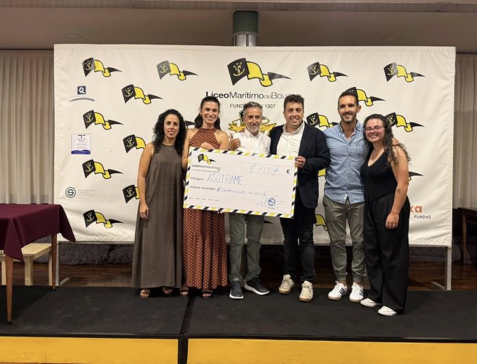 entrega de cheque simbolico al equipo de Asotrame