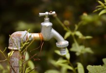 El PSOE de Baiona denuncia que el agua llega sucia a viviendas del municipio y reclama explicaciones