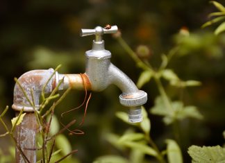 El PSOE de Baiona denuncia que el agua llega sucia a viviendas del municipio y reclama explicaciones