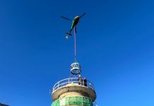 La cúpula del Faro de Cíes vuela sobre la ría camino de su cima