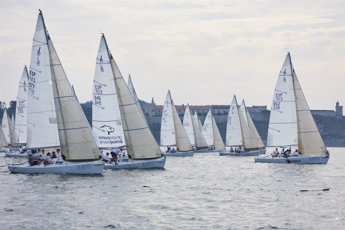 La flota de J80 navegando en la bahía