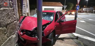 Un herido tras chocar un coche contra una casa y una farola en Nigrán