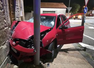 Un herido tras chocar un coche contra una casa y una farola en Nigrán