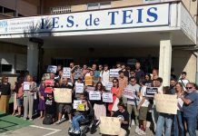 Profesorado y alumnado del IES de Teis protestan contra el recorte de recursos informáticos