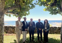 El Real Mosteiro de Oia reconoce la trayectoria de los historiadores Ermelindo Portela y Mª del Carmen Pallares