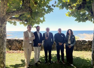 El Real Mosteiro de Oia reconoce la trayectoria de los historiadores Ermelindo Portela y Mª del Carmen Pallares