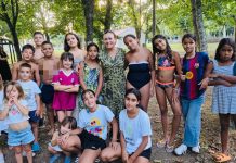 Mos despide a los 12 niños saharauis que pasaron el verano con familias de acogida