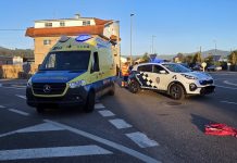 Herida una ciclista tras ser alcanzada por un coche en una rotonda de Nigrán