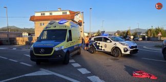 Herida una ciclista tras ser alcanzada por un coche en una rotonda de Nigrán