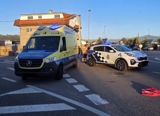 Herida una ciclista tras ser alcanzada por un coche en una rotonda de Nigrán