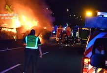 Cortada la AP-9 en ambos sentidos tras volcar e incendiarse un camión