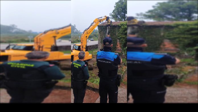 Desalojan varias edificaciones en ruinas en Sanguiñeda para proceder a su demolición