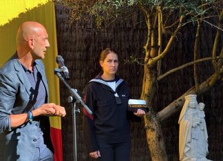 O Porriño entrega a la Comandancia Naval de Vigo una imagen de la Virxe do Carme tallada en granito
