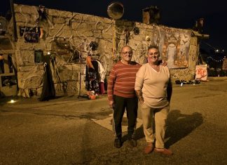 La familia Abril convierte su casa de Nigrán en una auténtica mansión del terror por el Samaín