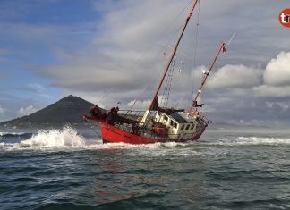 Rescatan a tres tripulantes de un velero alemán encallado en la desembocadura del Miño