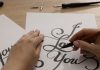 Alba Farto imparte en Tui el taller del arte de «Debuxar as letras»