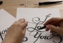 Alba Farto imparte en Tui el taller del arte de «Debuxar as letras»