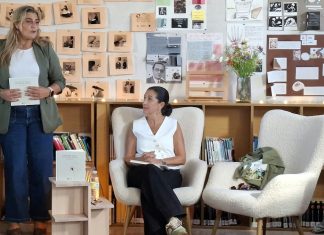 La biblioteca itinerante de Mulleres de palabra(s) llega a Baiona