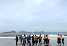 Patos reúne a medio centenar de personas con discapacidad en la VI Copa Nigrán de surf inclusivo