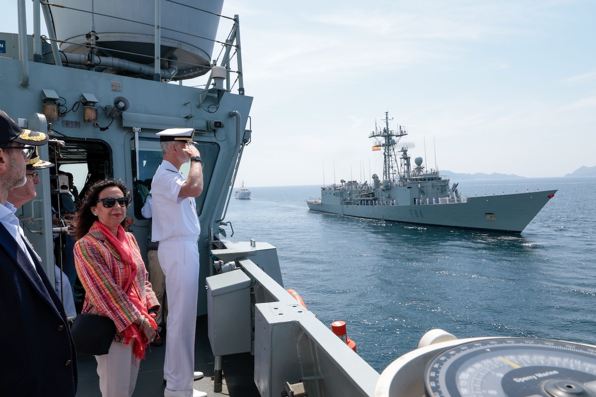 asiste-a-bordo-del-buque-de-accin-martima-audaz-a-la-revista-naval-presidida-por-sm-el-rey-felipe-vi-foto-rubn-somontemde 55301145351 o